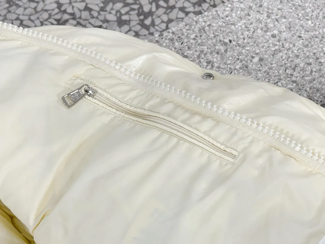 P390 Moncler/ 2026 70 、 。 DNA ， ， 。 Classic ， 、 。 Classic 70 。 Quality， 90 ，Premium Quality ， ，Black ！ Sizes M-3XL